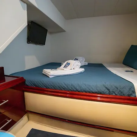 Botel Barco No Coracao Da - Iate De 5 Estrelas *