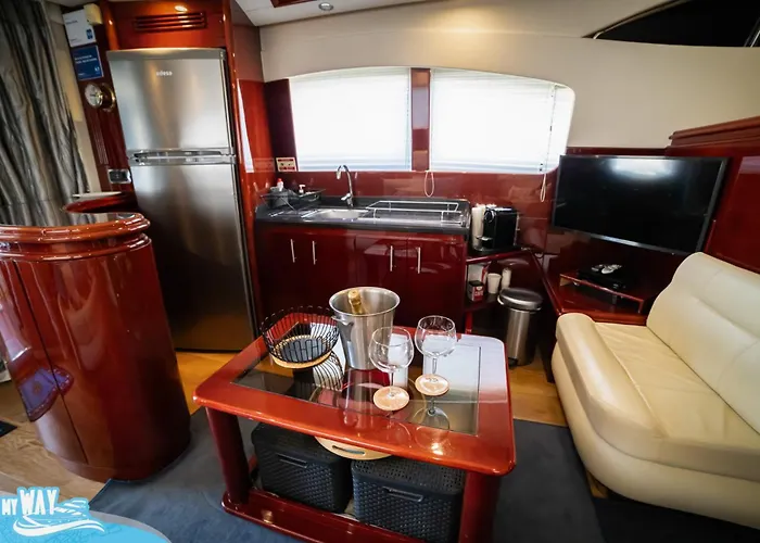 Barco No Coracao Da - Iate De 5 Estrelas Botel *