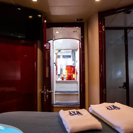 Barco No Coracao Da - Iate De 5 Estrelas Hotel na wodzie *