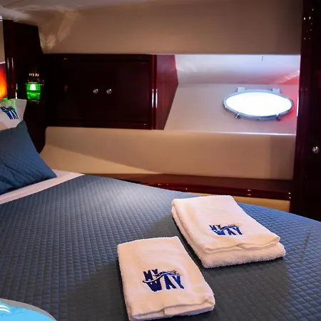 Barco No Coracao Da - Iate De 5 Estrelas 船屋