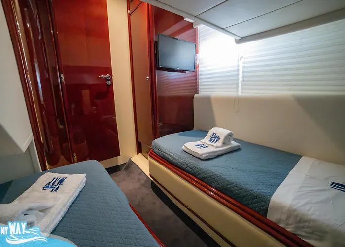 Barco No Coracao Da - Iate De 5 Estrelas Botel *