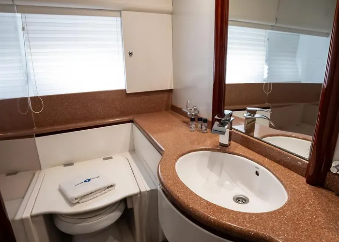 Botel Barco No Coracao Da - Iate De 5 Estrelas *